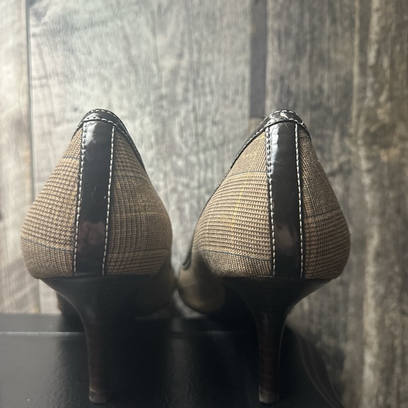 vintage office buckle heels brown beige plaid leather straps wood heel courts - Picture 4 of 4
